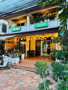 um edifício com plantas ao lado dele em Mano boutique sun shine em Luang Prabang