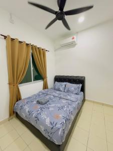 Schlafzimmer mit einem Bett und einem Deckenventilator in der Unterkunft Anaqi Homestay Tawau Sabah in Kampong Parit