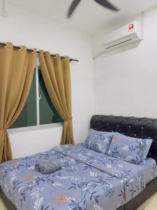 sypialnia z łóżkiem i oknem w obiekcie Anaqi Homestay Tawau Sabah w mieście Kampong Parit