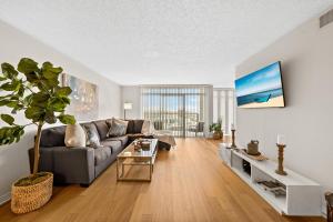 Marina appartement with beach view في لوس أنجلوس: غرفة معيشة مع أريكة وطاولة