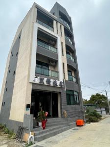 a tall building with stairs in front of it at Black Diamond Hotel in Xiaoliuqiu