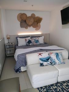 a living room with two beds and a couch at Apartamento no Hotel Porto Marina Mangaratiba in Mangaratiba