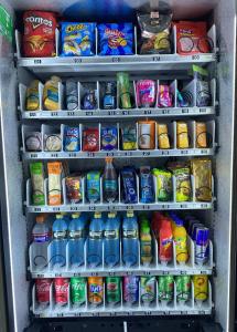 einen Kühlschrank mit vielen verschiedenen Getränken in der Unterkunft Pousada Do Futuro in Fortaleza