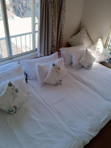 1 cama blanca grande con almohadas y ventana en Tokyo downtown牡丹莊, en Tokio
