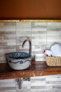 um lavatório numa prateleira de madeira na casa de banho em Willkay Glamping Raco Tucumán em Tafí Viejo