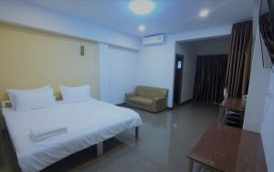 een hotelkamer met een bed en een stoel bij DD Residence Sai5 Salaya ห้องพัก ดีดี สาย5 ศาลายา in Ban Bang Rathuk