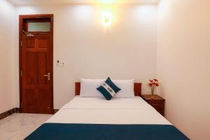 מיטה או מיטות בחדר ב-Khách Sạn Hoa Mai
