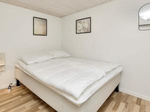 Un pat sau paturi într-o cameră la Holiday home Idestrup XXXVIII