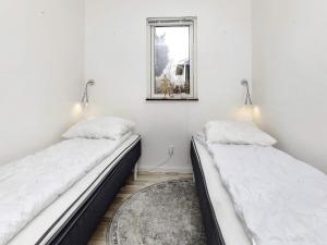 - 2 lits dans une chambre avec un miroir et une fenêtre dans l'établissement Holiday home Humble XXXVII, à Humble