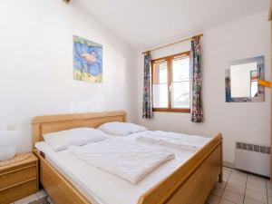 um quarto com uma cama com lençóis brancos e uma janela em Villa Narbonne, 3 pièces, 6 personnes - FR-1-409-257 em Narbona