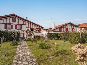 a house with a garden in front of it at Appartement au calme à 300 m des plages, 2 chambres, parking, jardin, Guéthary - FR-1-4-686 in Guéthary