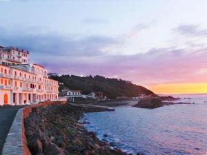 a group of buildings on the shore of the ocean at Appartement au calme à 300 m des plages, 2 chambres, parking, jardin, Guéthary - FR-1-4-686 in Guéthary +8 photos