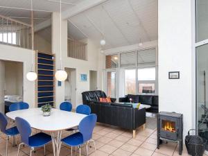 uma sala de estar com uma mesa e uma lareira em 10 person holiday home in Haderslev em Diernæs