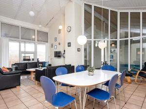 En restaurant eller et andet spisested på 10 person holiday home in Haderslev