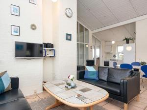 uma sala de estar com um sofá e uma mesa em 10 person holiday home in Haderslev em Diernæs