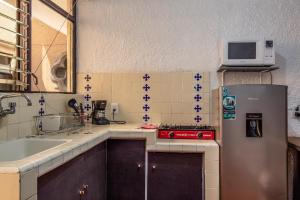 Il comprend une petite cuisine équipée d'un réfrigérateur et d'un four micro-ondes. dans l'établissement Estudio 4 / en Corazón de Chapalita, à Guadalajara