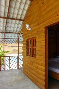 a wooden cabin with a window on the side of it at Villa Raynell in Constanza