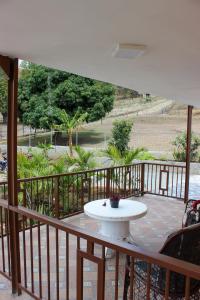 una mesa blanca en un balcón con vistas en Villa Raynell, en Constanza