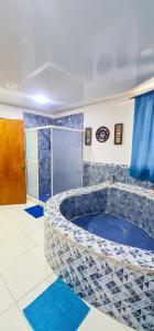 La salle de bains est pourvue d'une grande baignoire avec du carrelage bleu. dans l'établissement FRESH BEACH HOUSE, à San Andrés