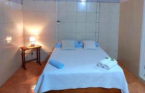 ein kleines Schlafzimmer mit einem Bett mit Handtüchern darauf in der Unterkunft Hostel del Pacífico in Puntarenas