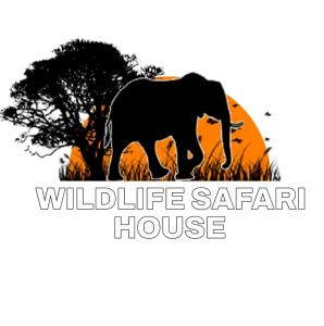 烏達瓦拉維的住宿－Wildlife Safari House，一只大象在南瓜前行走,上面有野生动物园的标志