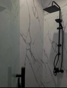 eine Dusche im Bad mit Marmorwand in der Unterkunft شقة فاخرة بدخول ذاتي in Riad