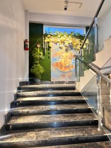 una escalera en un edificio con una pintura en la pared en JD Grand Inn, en Guwahati