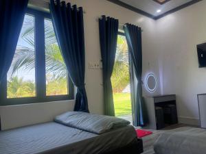 una camera con un letto e due grandi finestre di Bàu Trắng Farmstay a Ấp Thiẹn Ái Altre 40 foto