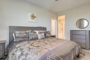 Ένα ή περισσότερα κρεβάτια σε δωμάτιο στο Outdoor Oasis with Pool and Spa Goodyear Getaway +20 φωτογραφίες