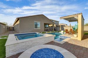 Πισίνα στο ή κοντά στο Outdoor Oasis with Pool and Spa Goodyear Getaway