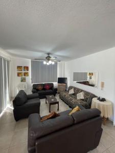 a living room with two couches and a table at Tonsupa Beach House in Tonsupa