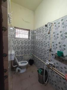 - Baño con aseo en una habitación en Subiksha Cottage, en Yercaud