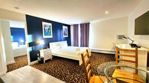 Rúm í herbergi á Cloud 9 Inn