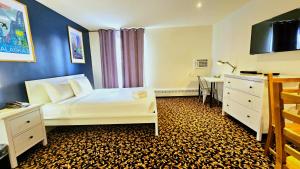 Rúm í herbergi á Cloud 9 Inn