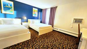 Rúm í herbergi á Cloud 9 Inn