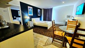 Rúm í herbergi á Cloud 9 Inn