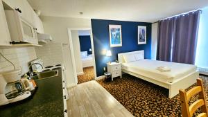 Rúm í herbergi á Cloud 9 Inn