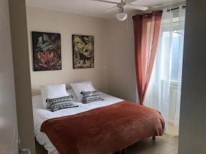 Ένα ή περισσότερα κρεβάτια σε δωμάτιο στο Appartement T2 spacieux et équipé