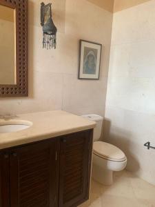uma casa de banho com um WC e um lavatório em Nubia Gouna em Hurghada
