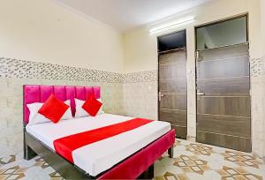 Una cama o camas en una habitación de Roomshala 164 Hotel Thanks