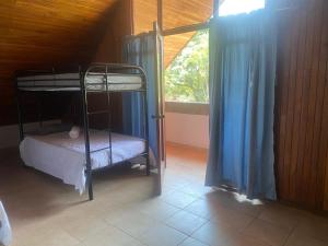 1 Schlafzimmer mit 2 Etagenbetten und einem Fenster in der Unterkunft daBene Francavilla B&B in Alajuela