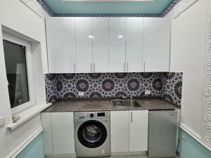 cocina con lavadora y lavadora en Guest house Gula en Samarcanda