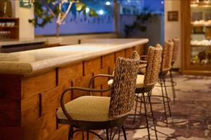 ホノルルにあるLuana Waikiki Hotelのレストランのバーの椅子