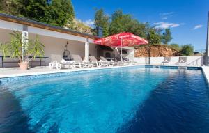Villa Marijana - modern with pool tesisinde veya buraya yakın yüzme havuzu