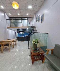 a room with a aquarium and a table and chairs at Homestay nguyên căn Ngọc Vân in Ho Chi Minh City