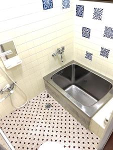La salle de bains est pourvue d'un lavabo et de toilettes. dans l'établissement Nikko World Heritage STAY【日光山内】一棟丸貸しの宿, à Nikkō