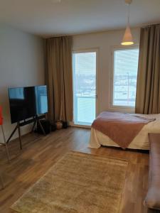 1 dormitorio con 1 cama y TV de pantalla plana en Upea yksiö ydinkeskustasta., en Lappeenranta