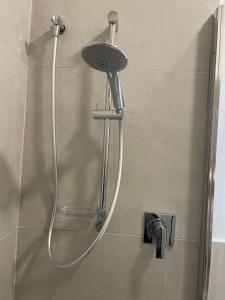 メストレにあるCà di Buole 8Bの浴室のシャワーヘッド付きシャワー