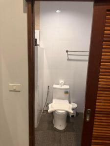 La salle de bains est pourvue de toilettes et d'une serviette. dans l'établissement Baan Yaimai Boutique Samui, à Bophut 
