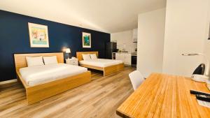 Rúm í herbergi á Cloud 9 Inn